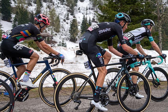 v.l. Ruben Guerreiro (POR, Team EF Education - Nippo), Romain Bardet (FRA, Team DSM), Nick Schultz (AUS, Team BikeExchange)  Stage 14 Cittadella - Monte Zoncolan (205km), 104. Giro d Italia, UCI Worl Tour