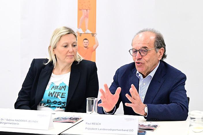 v.l. Bürgermeisterin Dr. Sabine Naderer-Jelinek, Leonding. Paul Resch (Präsident LRV Oberösterreich), Pressekonferenz zum 65. Rad Saison Eroeffnungsrennen Leonding