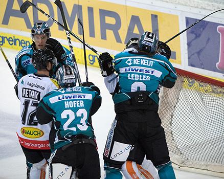 Brian Lebler (EHC Liwest Black Wings Linz) und Dustin Sylvester (Dornbirner Eishockey Club), EHC Liwest Black Wings Linz vs Dornbirner Eishockey Club