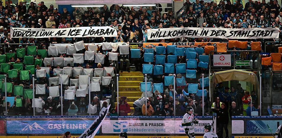 BWL Fans mit einer Choreografie. 17. Runde ICE, Steinbach Black Wings Linz vs Team Ferencvarosi Torna Club FTC-Telekom (HUN), Linz AG Eisarena 