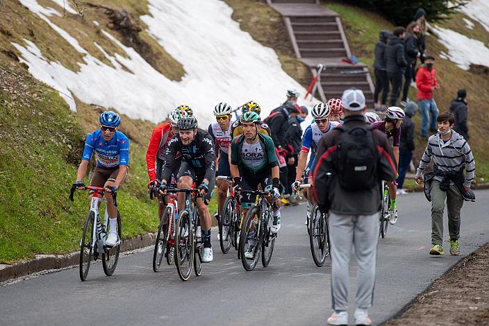Das Feld im Anstieg zum Ziel. Cesare Benedetti, Geoffrey Bouchard (FRA, AG2R Citroen Team) im Blauen Bergtrikot,  (ITA, Bora - Hansgrohe) Stage 14 Cittadella - Monte Zoncolan (205km), 104. Giro d Italia, UCI Worl Tour