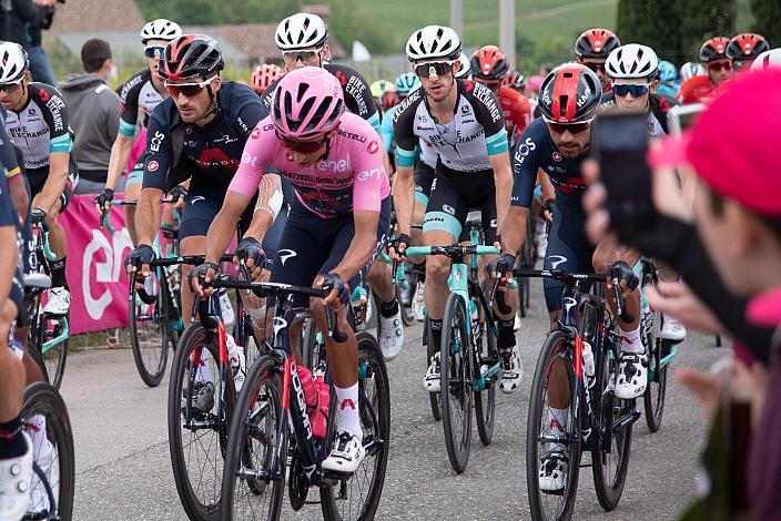 Egan Bernal (COL, Ineos Grenadiers) im Rosa Trikot, Simon Yates (GBR, Team BikeExchange) am Weg zur Bergwertung Gornje Cerovo in Slowenien.