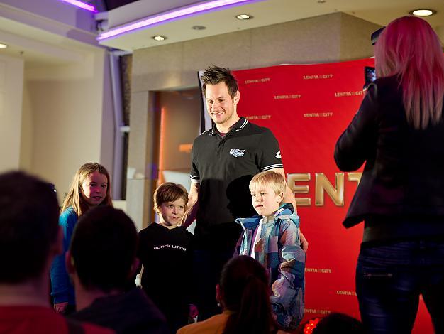 Philipp Lukas, mit Fans in der Lentia City