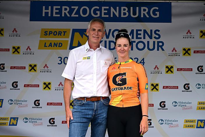 Jürgen Brettschneider (Präsident LRV Niederösterreich), Nikola BAJGEROVA  (CZE, Mat Atom Development)  Etappensiegerin 30.05.2024 Rad 1a Etappe Sportland NOE WOMENS  KIDS Tour