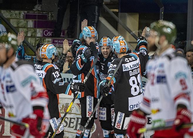 Im Bild Rick Schofield (EHC Liwest Black Wings Linz) feiert das 1 zu 0 Eishockey, EHC Liwest Black Wings Linz vs HC Bozen