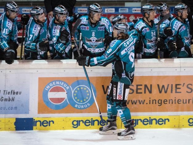Brian Lebler (EHC Liwest Black Wings Linz)  feiert das Tor EHC Liwest Black Wings Linz vs Dornbirner Eishockey Club
