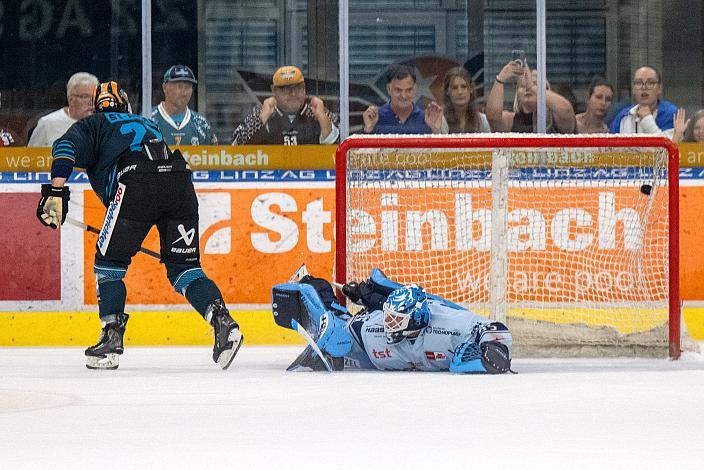 Shawn St.Amant (Steinbach Black Wings Linz) trifft zum Sieg im Penalty Shoot-out gegen Tormann Hunter Miska (Straubing Tigers), Testspiel Steinbach Black Wings Linz vs Straubing Tigers, Linz AG Eisarena, pre season