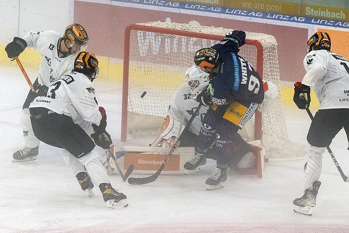 Matt White (Eisbären Berlin), Tormann Rasmus Tirronen (Steinbach Black Wings Linz) Steinbach Black Wings Linz vs Eisbären Berlin,  WIn2day ICE Hockey League