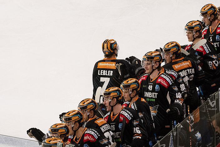 Die Steinbach Black Wings Linz feiern das Tor zum 1 zu 0 durch Brian Lebler (Steinbach Black Wings Linz) Steinbach Black Wings Linz vs HCB Suedtirol Alperia, 15. Runde ICE Hockey League, Steinbach Black Wings Linz, Linz AG Eisarena