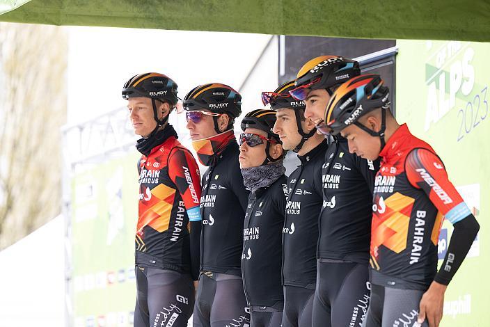 Bahrain - Victorious Team, BHR mit Hermann Pernsteiner (AUT, Bahrain - Victorious), Jack Haig (AUS, Bahrain - Victorious), Santiago Buitrago (COL, Bahrain - Victorious), Jasha Sütterlin (GER, Bahrain - Victorius) 46. Tour of the Alps, 1. Etappe, Reith im Alpbachtal - Ritten 165.2km
