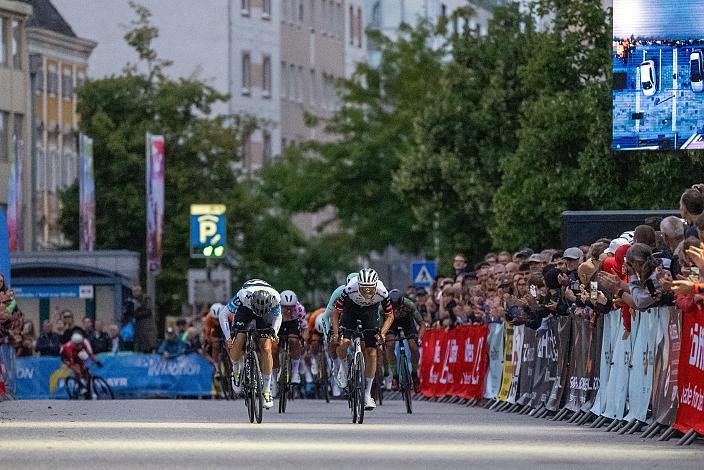 Sieger Gregor Mühlberger (AUT, Movistar Team), Felix Grossschartner (AUT, UAE Team Emirates - XRG), Herrenrennen, Kriterium Wels, 