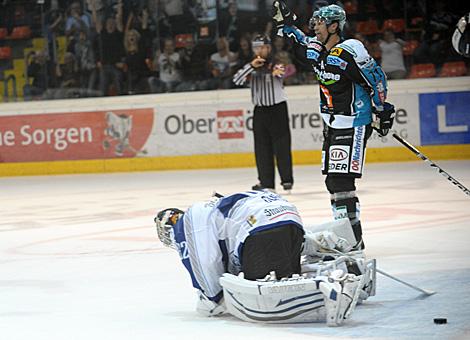 Pat Leahy Linz jubelt, Tormann Jan Guryca, Straubing geschlagen. Liwest Black Wings Linz vs Straubing Tigers 