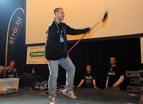 Robert Lukas beim Besentanz