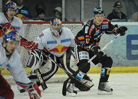 Andreas Judex Liwest Black Wings Linz, vor Reinhard Divis EC Red Bull Salzburg