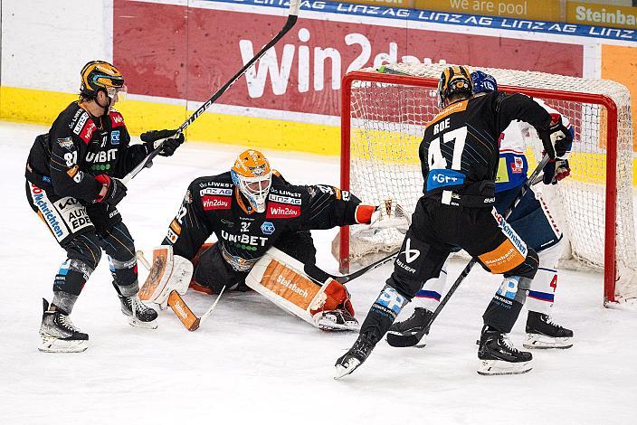 Tormann Rasmus Tirronen (Steinbach Black Wings Linz), Thomas Mader (HC Tiwag Innsbruck - Die Haie) Steinbach Black Wings Linz vs HC TIWAG Innsbruck - Die Haie. Runde 35, ICE Hockey League, Steinbach Black Wings Linz, Linz AG Eisarena 