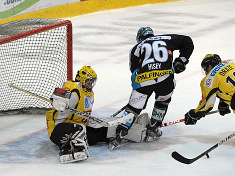 Rob Hisey vor dem Tor der Vienna Capitals, gehuetet von Sebsatian Stefaniszin, EHC Liwest Black Wings Linz vs. UPC Vienna Capitals, 3. Viertelfinale