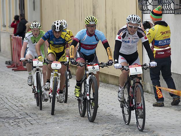 Roman Rametsteiner, AUT, Team Nakita Energie AG/OOE vor dem spaeteren Sieger im Eliterennen Wolfgang Krenn, AUT, Team SC Knauf Liezen 