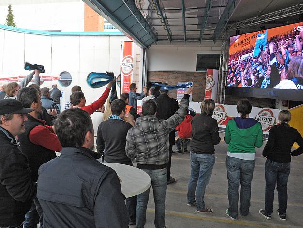 Fans der Liwest Black Wings vor der Videowall.