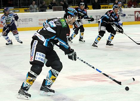 #71 Patrick Leahy, Stuermer, Liwest Black Wings Linz, an der Scheibe.