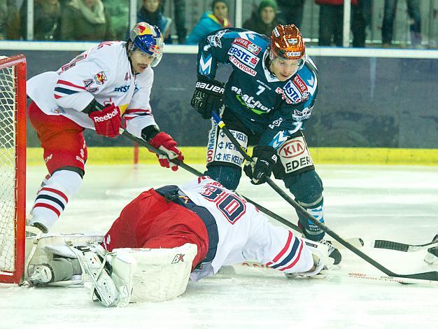 Brian Lebler, Linz vor Tormann Bernd Brueckler, Salzburg, EHC Liwest Black Wings Linz vs EC Red Bull Salzburg