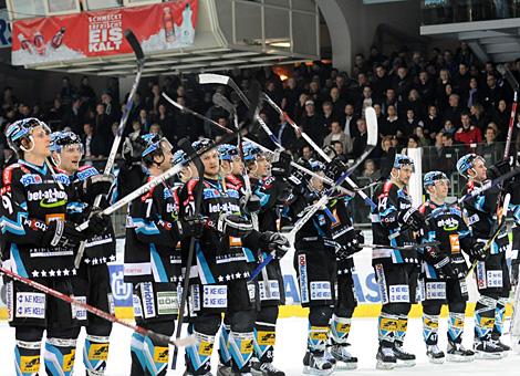Das Team der Liwest Black Wings Linz, feiert den Aufstieg