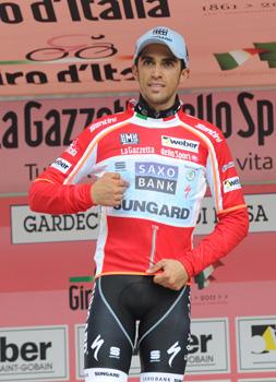 Ehrung, Alberto Contador, Team Saxo Bank Sunguard im Punktetrikot, bei der Bergankunft Gardeccia, im Fassa Tal.