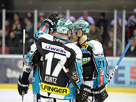 Linz feiert in Salzburg. EC Red Bull Salzburg vs. EHC Liwest Black Wings Linz 