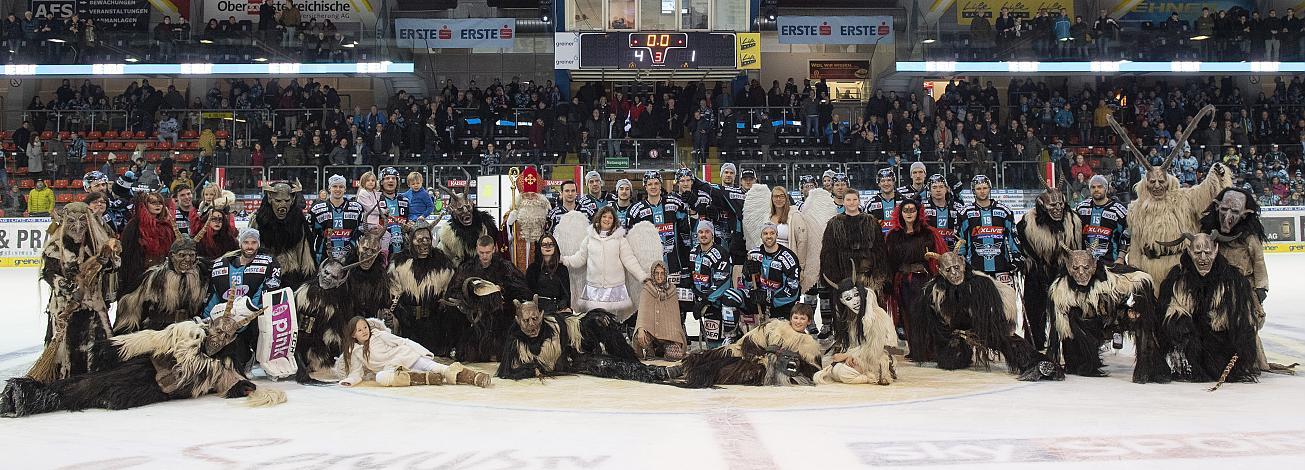 Perchtengruppe mit den Black Wings EHC Liwest Black Wings Linz vs HCB Suedtirol Alperia