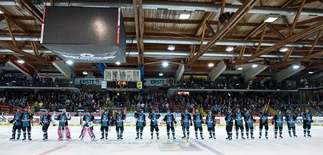 Linz feiert den Sieg über Straubing  EHC Liwest Black Wings Linz  vs Straubing Tigers
Linz feiert den Sieg Ã¼ber Straubing  EHC Liwest Black Wings Linz  vs Straubing Tigers