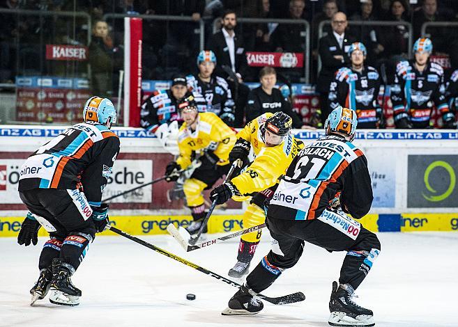 Im Bild: Matt Finn (EHC Liwest Black Wings Linz), David Aslin (spusu Vienna Capitals), Juraj Valach (EHC Liwest Black Wings Linz) Eishockey,  EHC Liwest Black Wings Linz vs Spusu Vienna Capitals