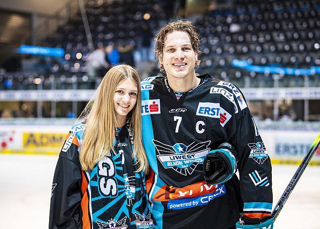 Im Bild: Brian Lebler (EHC Liwest Black Wings Linz), mit Fan Eishockey,  EHC Liwest Black Wings Linz vs Spusu Vienna Capitals