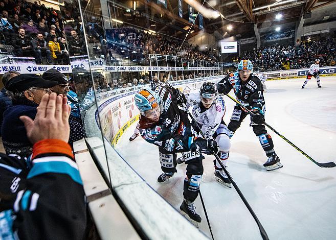 Im Bild: Stefan Gaffal (EHC Liwest Black Wings Linz), Antonin Boruta (HC Orli Znojmo), Brian Lebler (EHC Liwest Black Wings Linz) Duell an der Bande,  Eishockey,  EHC Liwest Black Wings Linz vs HC Orli Znojmo
