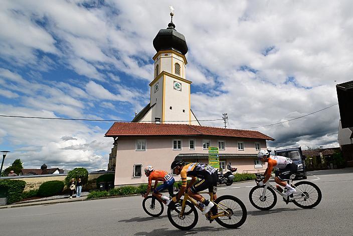 Das Peloton unterwegs im Innviertel, 2. Etappe Eferding - Reichersberg, Oberösterreich Rundfahrt