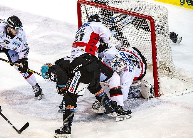 Im Bild: Stefan Gaffal (EHC Liwest Black Wings Linz) vor Tormann Teemu Tapio Lassila (HC Orli Znojmo),  Eishockey,  EHC Liwest Black Wings Linz vs HC Orli Znojmo
