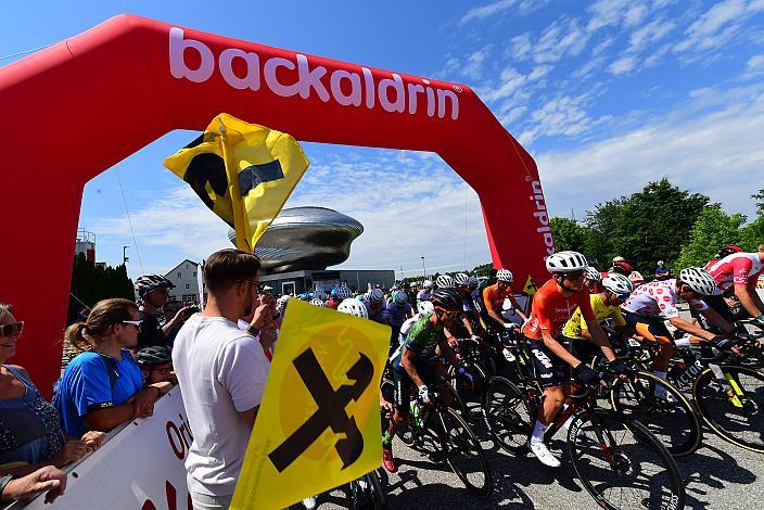 Start in St. Florian/Asten bei der Firma Backaldrin, 15. Int. Raiffeisen Oberöstereich Rundfahrt  4. Etappe St.Florian /Asten - Hinterstoder/Höss 15. Int. Raiffeisen OÖ-Radrundfahrt UCI Kat. 2.2