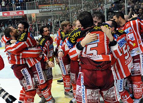 Die Spieler des KAC jubeln ueber den Meistertitel.