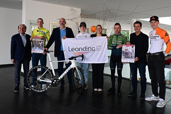 v.l. Paul Resch (Präsident LRV Oberösterreich), Mattheo Zambelli (RC Ovilava Wels), Stadtrat Peter Gattringer, Michael Hettegger (AUT, Junioren), Bürgermeisterin Dr. Sabine Naderer-Jelinek, Leonding, Riccardo Zoidl (AUT, Hrinkow Advarics), Thomas Schwingshandl (CEO Fa. Schwingshandl), Gregor Stadlbauer (AUT, Cycling Team Schwingshandl). Pressekonferenz zum 65. Rad Saison Eroeffnungsrennen Leonding