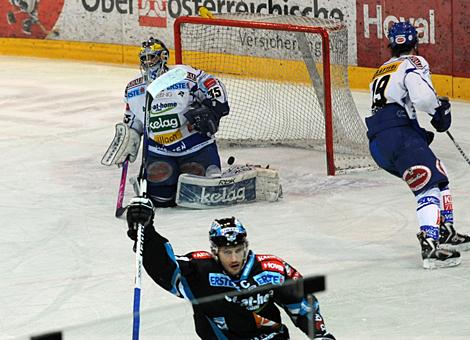 #21 Philipp Lukas, Stuermer, Liwest Black Wings Linz jubelt ueber das 1 zu 0. Gert Prohaska, im Tor des VSV geschlagen.
