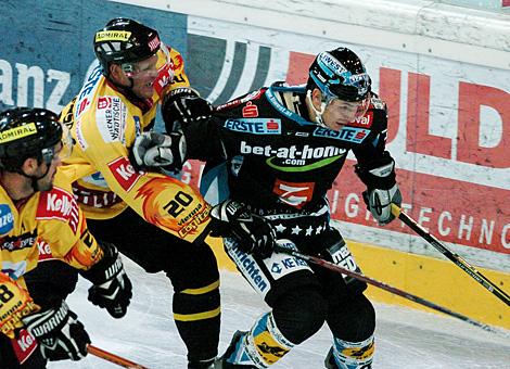 #47 Lars Helminen, Verteidiger, EHC Liwest Black Wings Linz verfolgt von der #20 Peter Casparsson, Vienna Capitals.