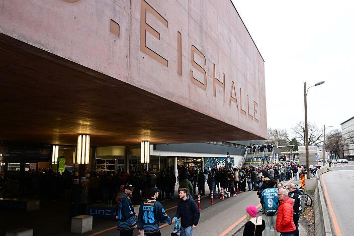 Fans am Weg in und vor der Linz AG  Eisarena, Win2Day ICE Hockey League, 7. Viertelfinale, Steinbach Black Wings Linz vs Moser Medical Graz 99ers,  Linz AG Eisarena