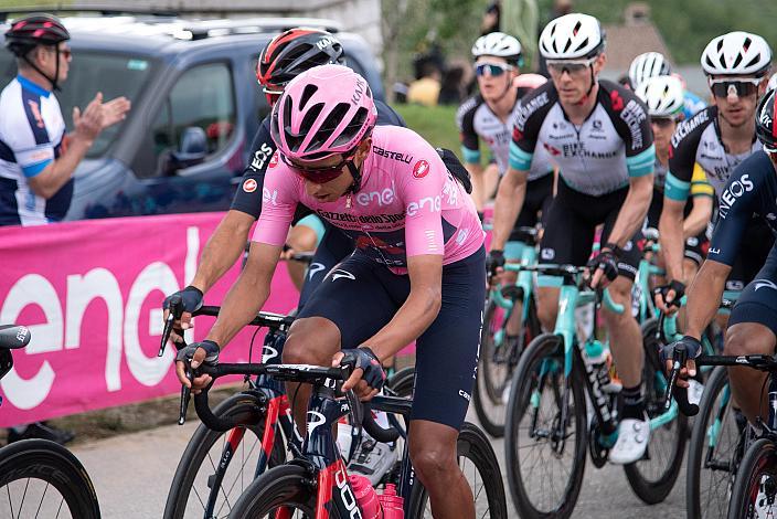 Team Ineos Grenadiers führt das Feld mit Egan Bernal (COL, Ineos Grenadiers) im Rosa Trikot zur Bergwertung Gornje Cerovo in Slowenien. Stage 15 Grado - Gorizia (147km), 104. Giro d Italia, UCI Worl Tour