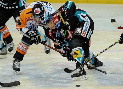 #21 Philipp Lukas, Kapitaen, EHC Liwest Black Wings Linz und die #18 Lyane Ulmer, Graz 99ers beim Bully.
