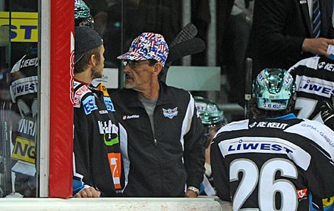 Zeugwart Franz Wamser, mit seinem besonderen Kapperl, EHC Liwest Black Wings Linz vs. EC Red Bull Salzburg