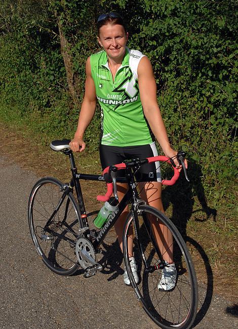 Olympiastarterin Yvonne Schuring, Kanu, praesentiert ihr neues Hrinkow Rennrad.