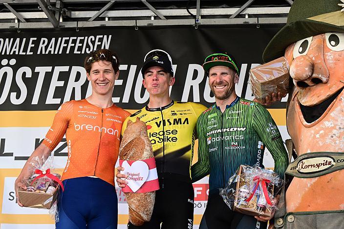 2. Platz Reuben Page Brown (AUS, Team Brennan), Sieger Henry Hobbs (GBR, Team Visma - Lease a Bike Development Team), 3. Platz Filippo Fortin (ITA, Hrinkow Advarics), Zieleinfahrt in Reichersberg 2. Etappe Eferding - Reichersberg, Oberösterreich Rundfahrt