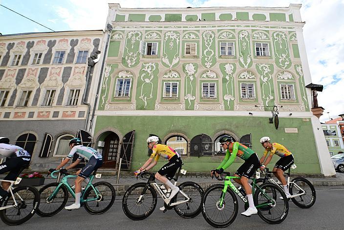 Das Peloton in Oberndorf am Inn, 2. Etappe Eferding - Reichersberg, Oberösterreich Rundfahrt