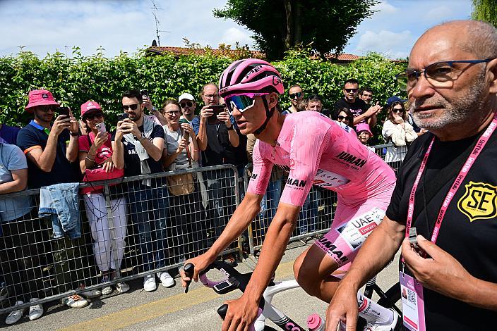 Im Rosa Trikot des Gesamtführenden des Giro d` Italia Isaac Del Toro (MEX, UAE Team Emirates - XRG), 108. Giro d Italia, Stage 14, Fiume Veneto - Asiago (219km)