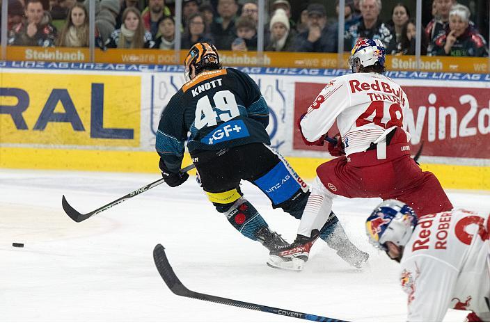 Graham Knott (Steinbach Black Wings Linz), Lucas Thaler (EC Red Bull Salzburg), Dennis Robertson (EC Red Bull Salzburg) Steinbach Black Wings Linz vs EC Red Bull Salzburg, Linz AG Eisarena 