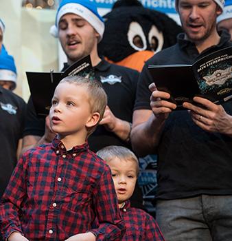Rob Hisey (EHC Liwest Black Wings Linz) mit seinem Sohn Hudson, EHC Liwest Black Wings Linz Adventsingen, Plus City Einkaufszentrum 