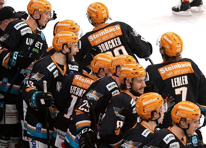 Die Black Wings 1992 feiern das Tor zum 1 zu 0 durch Marco Brucker (Steinbach Black Wings 1992) Steinbach Black Wings 1992 vs Graz 99ers, Qualifikationsrunfe Eishockey, Bet at Home ICE Hockey League